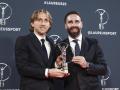 Luka Modric y Dani Carvajal posan con el premio Laureus al mejor equipo del año del 2024