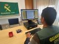 Agente de la Guardia Civil durante la investigación