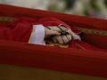 Detalle de las manos del Papa Francisco con un rosario dentro de su ataúd