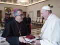 El Papa Francisco y monseñor Luis Argüello, entonces obispo auxiliar de Valladolid, en 2022
