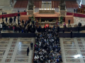 Fieles acercándose a despedir al Papa Francisco