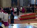 La monja Genevieve Jeanningros junto al féretro del Papa Francisco