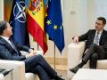 El presidente del Gobierno, Pedro Sánchez (d), y el secretario general de la OTAN, Mark Rutte (i), durante una reunión, en el Complejo de la Moncloa, a 27 de enero de 2025, en Madrid (España)