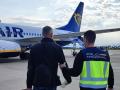 Uno de los ciudadanos expulsados en el vuelo para repatriarlo.