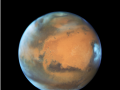 La misión del telescopio tuvo un comienzo precario en 1990, cuando se encontró un defecto inesperado en el espejo primario de 2,4 metros (casi ocho pies) de diámetro de este observatorio. Los astronautas acudieron valerosamente al rescate en la primera misión de servicio del transbordador en diciembre de 1993 para mejorar la nitidez de Hubble con óptica correctiva.
​
​En la imagen se puede ver al planeta Marte, captado por el telescopio Hubble.