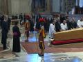 CIUDAD DEL VATICANO, 26/04/2025.- Captura de video de la señal Vatican Media, del momento en que los Reyes de España, Felipe y Letizia, rinden tributo al papa Francisco ante su féretro, minutos antes de ocupar sus lugares en la plaza para asistir al funeral por el pontífice en la Basílica de San Pedro. EFE/Vatican Media -SOLO USO EDITORIAL/SOLO DISPONIBLE PARA ILUSTRAR LA NOTICIA QUE ACOMPAÑA (CRÉDITO OBLIGATORIO)-