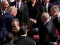 Felipe VI estrechando la mano de Trump en el funeral del Papa Francisco