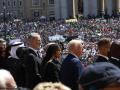 CIUDAD DEL VATICANO, 26/04/2025.- El rey Felipe junto al presidente de Estados Unidos Donald Trump (2d) y su esposa Melania (c) en presencia del presidente de Estonia, Alar Karis, en la plaza de San Pedro donde asisten al funeral por el papa Francisco, este sábado. EFE/Casa de S.M. el Rey/Francisco Gómez -SOLO USO EDITORIAL/SOLO DISPONIBLE PARA ILUSTRAR LA NOTICIA QUE ACOMPAÑA (CRÉDITO OBLIGATORIO)-