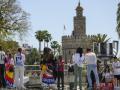 Aficionados madridistas y barcelonistas han preferido quedarse por el centro de la ciudad en vez de acudir a las 'fan zones' habilitadas en los alrededores del Estadio de La Cartuja