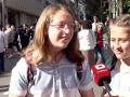 Niña cantando ante el micrófono de El Debate antes de la Fiesta de la Resurrección
