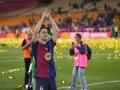 Gavi celebra el título de Copa del Rey con los aficionados del Barcelona