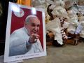 Memorial improvisado del Papa Francisco en la iglesia de Santa María in Traspontina