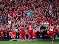 Los jugadores del Liverpool celebran el título de Premier League con su afición