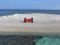Fuerzas de la Guardia Costera de China izaron su bandera en la isla Sandy Cay