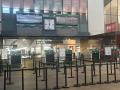 La estación de Santa Justa, vacía por dentro y abarrotada por fuera y con los paneles informativos de llegadas y salidas apagados