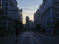 Fotografía de la Gran Vía sin luz este lunes durante el apagón masivo del sistema eléctrico en Madrid.