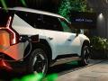 Un coche eléctrico conectado a una casa