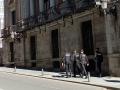 Cuatro agentes de la Policía Nacional patrullan por la calle Mayor de Madrid