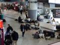 Viajeros pernoctan en la estación de Atocha la noche del apagón