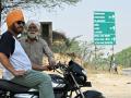 Aldeanos junto a una carretera cerca del puesto fronterizo entre India y Pakistán en Wagah, India