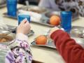Varios niños en un comedor escolar en Madrid