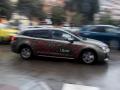 Un vehículo con licencia VTC circula por una calle de Madrid
