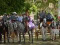 Caballistas paseando por las calles del Real de la Feria de Abril