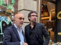 El líder del PP en el Ayuntamiento, Daniel Sirera, junto al portavoz popular en el consistorio, Juan Milián, ante una puerta con pintadas en Ciutat Vella