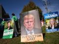 MELBOURNE (Australia), 03/05/2025.- Campaign corflutes at Glenferrie Primary school in the electorate of Kooyong on Election Day in Melbourne, Australia, 03 May 2025. Australians head to the polls to elect the federal government. (Elecciones) EFE/EPA/JOEL CARRETT AUSTRALIA AND NEW ZEALAND OUT