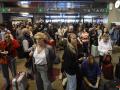 Cientos de pasajeros aguardan en la Estación de Tren de Santa Justa de Sevilla