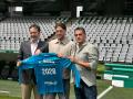 Monterrubio, Carlos Marín y Juanito, en el acto de renovación del portero almeriense hasta 2028