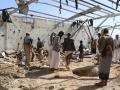 Yemeníes revisan los escombros de un edificio alcanzado por los ataques estadounidenses en la provincia norteña de Saada