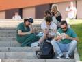 Varios estudiantes repasan antes de que comience un examen