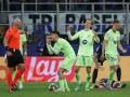 Los jugadores del Barcelona protestan una de las decisiones de Szymon Marciniak