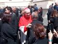 Los cardenales se despiden de sus familiares antes de entrar al cónclave