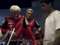 Carlos Alcaraz charla con Gigi Dall'Igna en la visita del murciano al box de Ducati