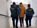 La Guardia Civil conduce a uno de los cuatro detenidos