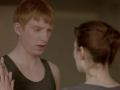 Imagen de la serie Black Mirror en la que crea una copia de una persona fallecida