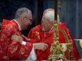 El momento de la paz en que el cardenal Re dice "Auguri doppi" a Parolin