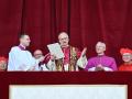 El recién elegido Papa León XIV, Robert Prevost, se dirige a la multitud desde el balcón central de la Basílica de San Pedro