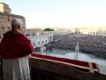 El Recién elegido Papa León XIV, Robert Prevost, dirigiéndose a la multitud desde el balcón principal de la logia central de la Basílica de San Pedro