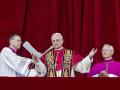 El recién elegido Papa León XIV, el cardenal estadounidense Robert Francis Prevost, saluda a los fieles desde la Basílica de San Pedro