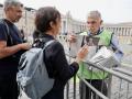 Un voluntario distribuía esta mañana ejemplares de 'L'Osservatore Romano' con el nombramiento de León XIV