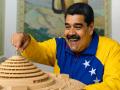 Nicolás Maduro en un montaje con la maqueta del Helicoide que le regalaron y tanto halagó