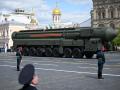 Un sistema de misiles balísticos intercontinentales RS-24 Yars cruza la Plaza Roja durante el desfile militar del Día de la Victoria en el centro de Moscú