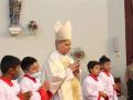 Robert Prevost en una misa con los monaguillos de Chiclayo