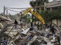 Los residentes recogen escombros de las casas que están siendo demolidas en Kinshasa, República Democrática del Congo, el 8 de mayo de 2025, por las inundaciones