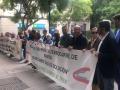 Manifestantes exigen una solución para los problemas del tren en Almería