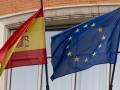 Imagen de archivo de una bandera de la Unión Europea junto a una bandera de España