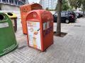 Contenedor naranja para reciclar aceite en Valencia.